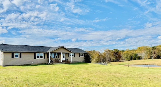 ranch-style home featuring a front lawn