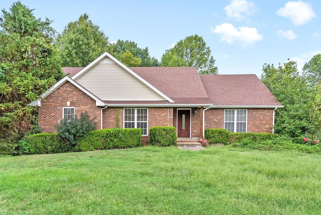 view of front of property featuring a front lawn