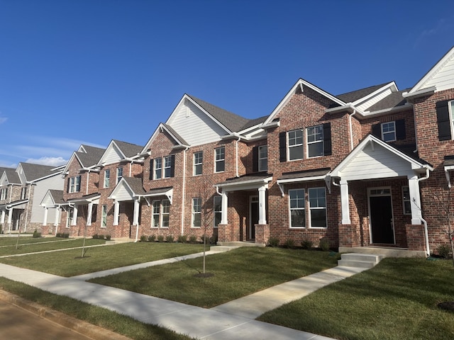 view of front of property featuring a front yard