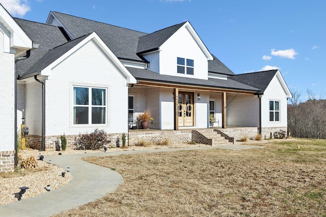 view of front facade featuring a front lawn and a porch