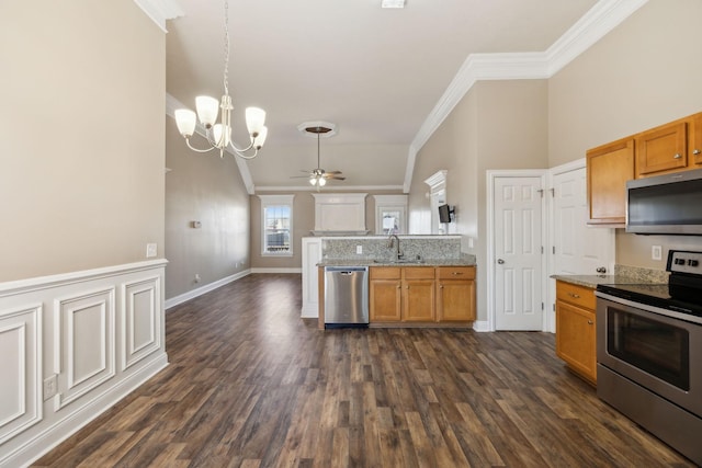 kitchen with sink, dark wood-type flooring, stainless steel appliances, ceiling fan with notable chandelier, and ornamental molding