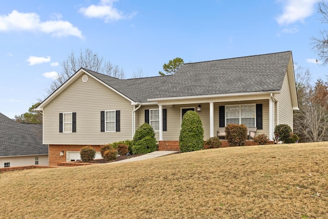 view of front facade featuring a front lawn