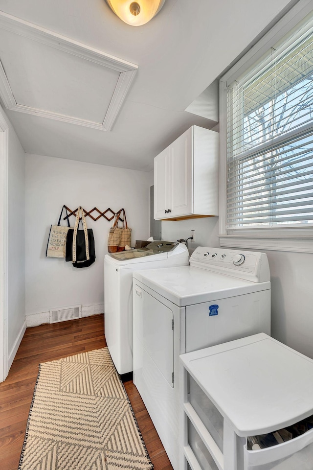 laundry area with cabinet space, visible vents, dark wood finished floors, and independent washer and dryer