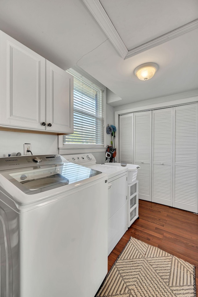 clothes washing area featuring cabinet space, dark wood finished floors, crown molding, and independent washer and dryer