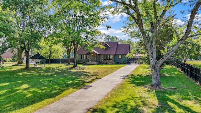 view of front of property featuring a front yard