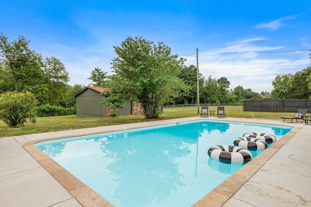 view of swimming pool featuring a yard