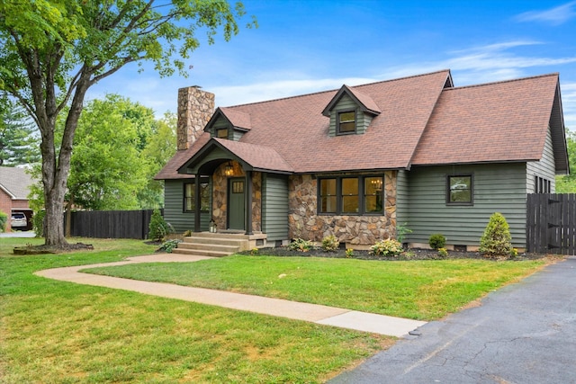 view of front facade featuring a front lawn