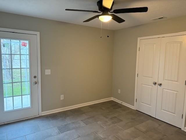 unfurnished bedroom featuring ceiling fan and a closet