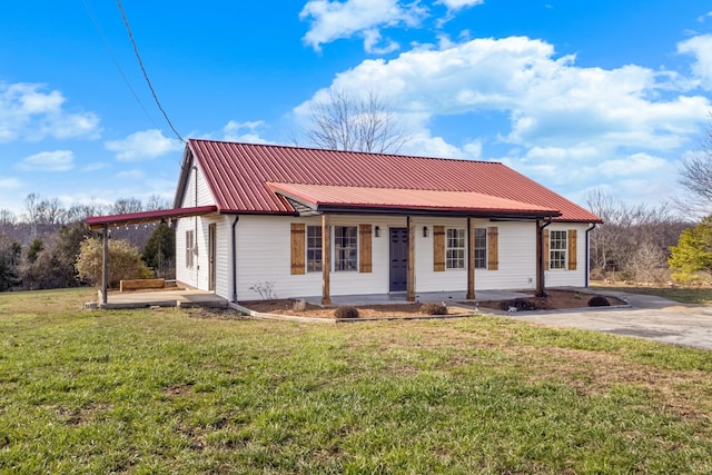 view of front of house featuring covered porch and a front yard