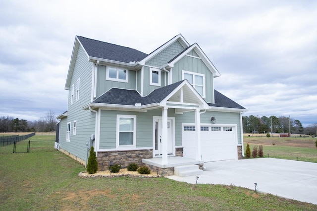 craftsman house featuring a front lawn