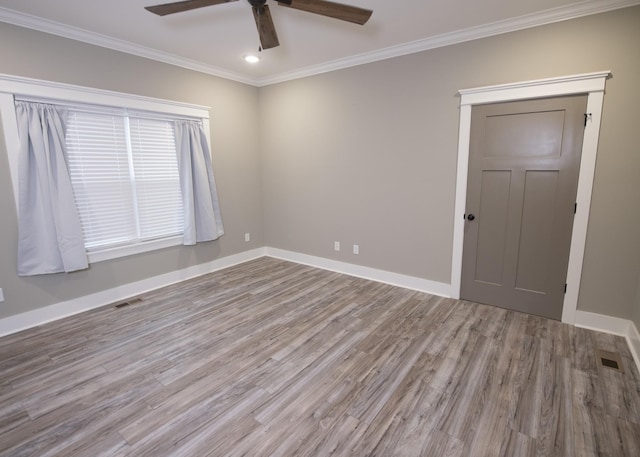 unfurnished room featuring light wood-type flooring, ceiling fan, and crown molding