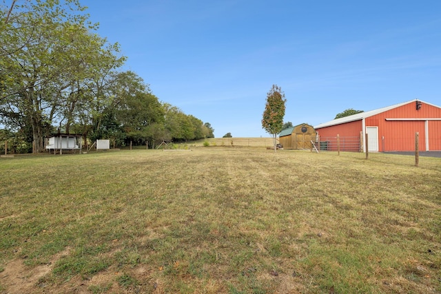 view of yard featuring an outbuilding