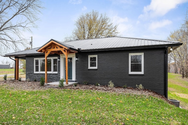 view of front of house featuring central AC and a front yard