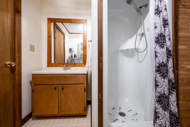 bathroom featuring a shower with curtain and vanity