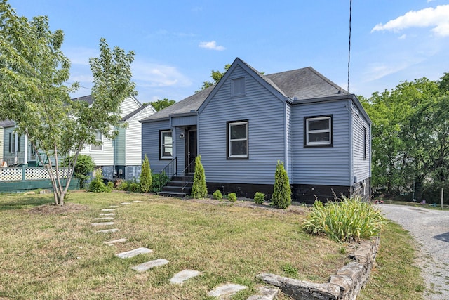 view of front facade featuring a front yard