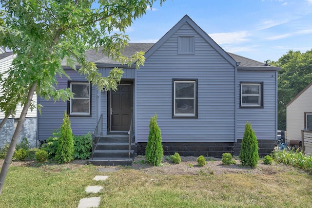 view of front of property with a front yard