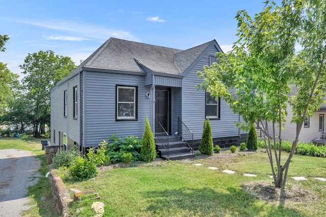 view of front facade with a front yard