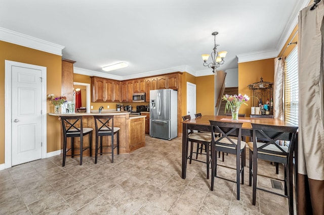 kitchen featuring an inviting chandelier, kitchen peninsula, pendant lighting, a breakfast bar, and appliances with stainless steel finishes