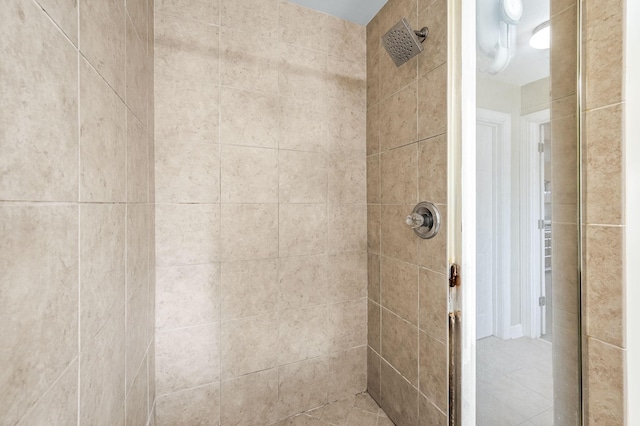 bathroom featuring a tile shower