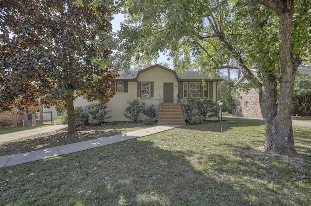 view of front of property featuring a front lawn