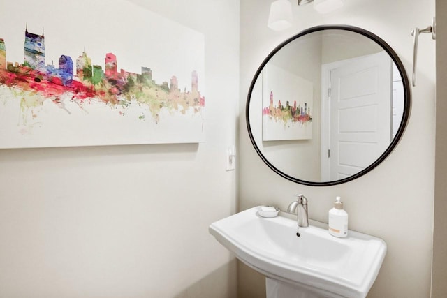 bathroom featuring sink