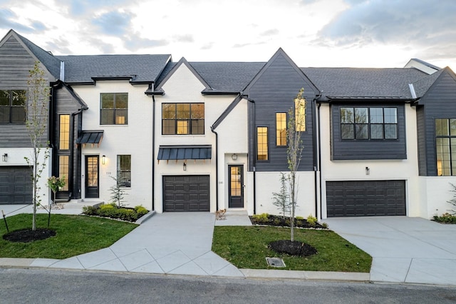 view of front of property featuring a front yard and a garage