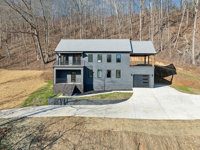 view of front facade featuring a garage and a balcony