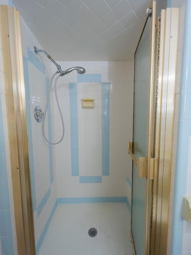 bathroom featuring tiled shower