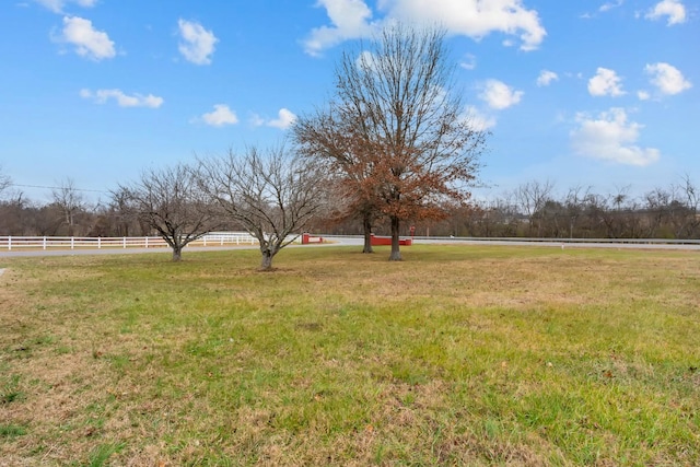 view of yard featuring a rural view