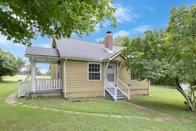 view of front facade featuring a front yard