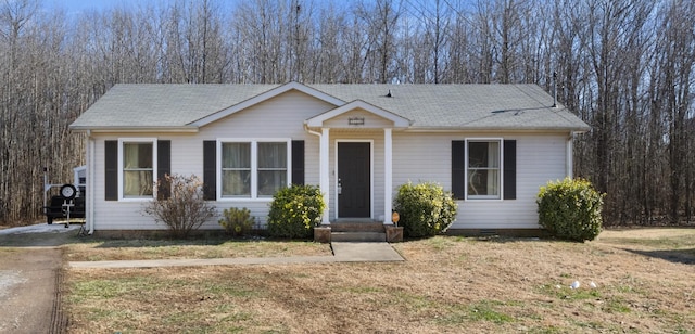 view of front of property featuring a front lawn