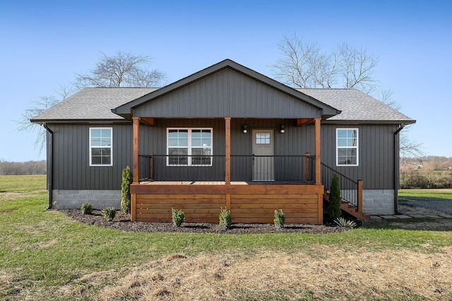 view of front of property featuring covered porch and a front lawn