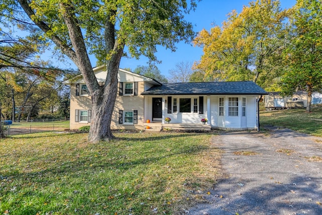 tri-level home featuring a front lawn