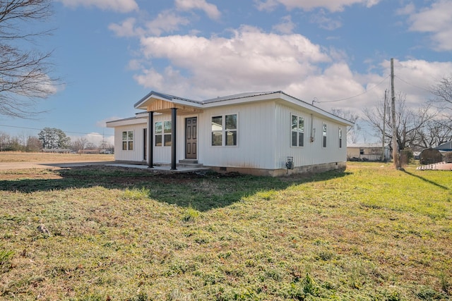 view of front of property featuring a front lawn