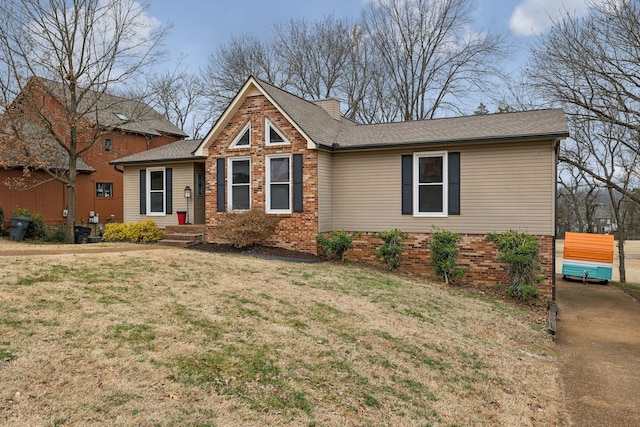 view of front of property featuring a front yard