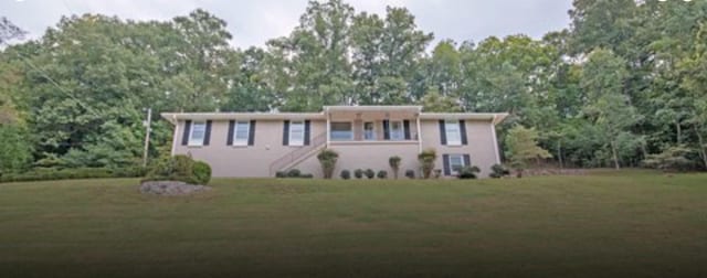 view of front of house featuring a front yard