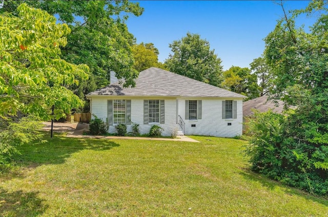 view of front of property featuring a front lawn