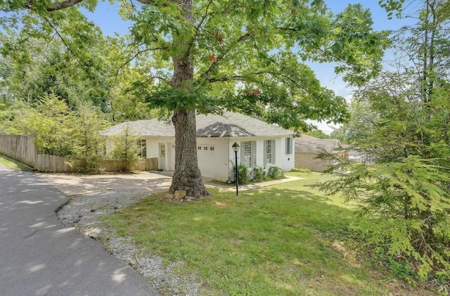 view of front of home featuring a front yard