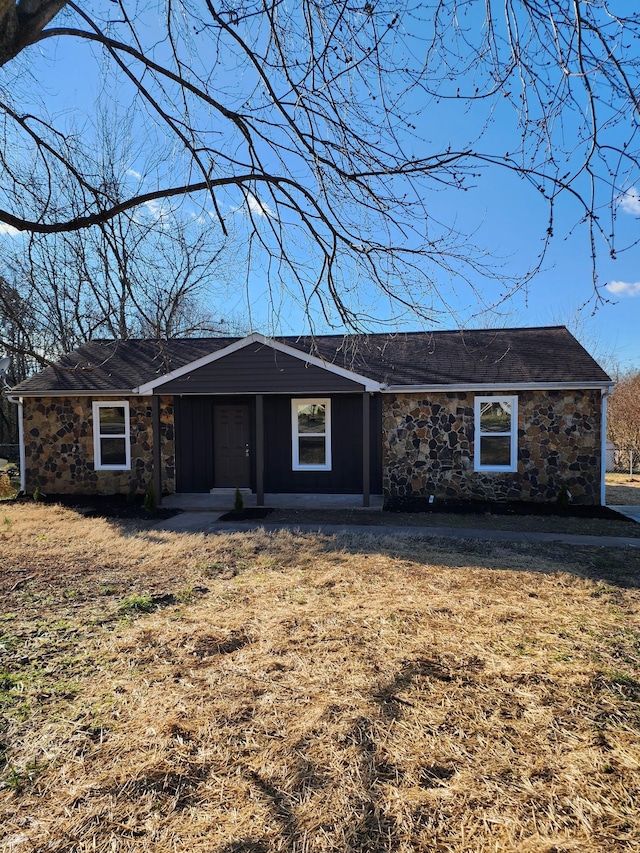 single story home featuring a front lawn