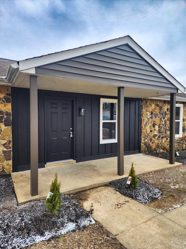 ranch-style house featuring covered porch