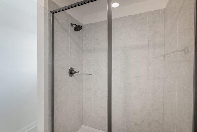 bathroom featuring a tile shower