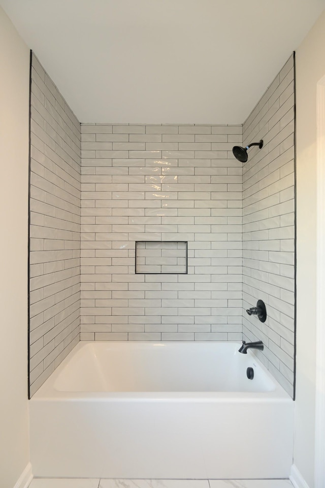 bathroom with tiled shower / bath