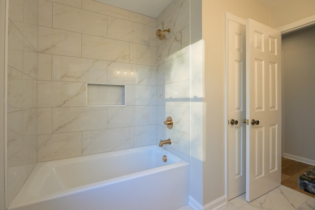 bathroom featuring tiled shower / bath