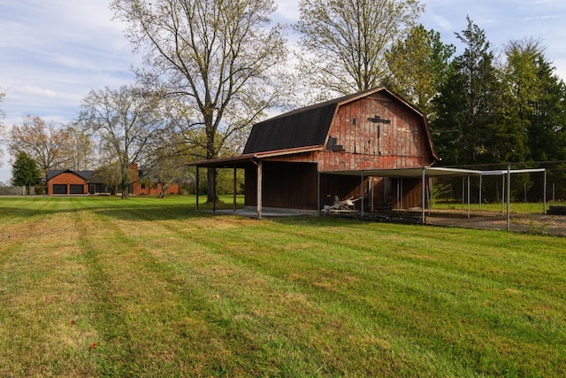 view of yard featuring an outbuilding