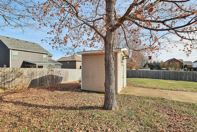 view of yard with a storage shed