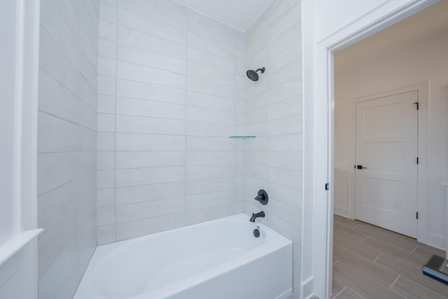 bathroom featuring tiled shower / bath combo