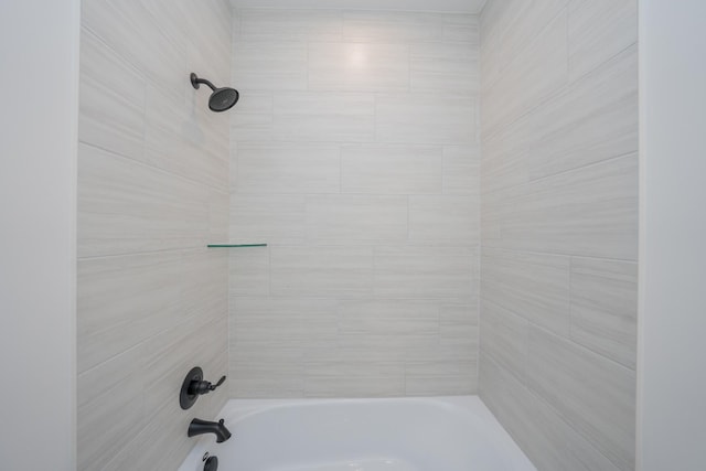 bathroom featuring tiled shower / bath combo