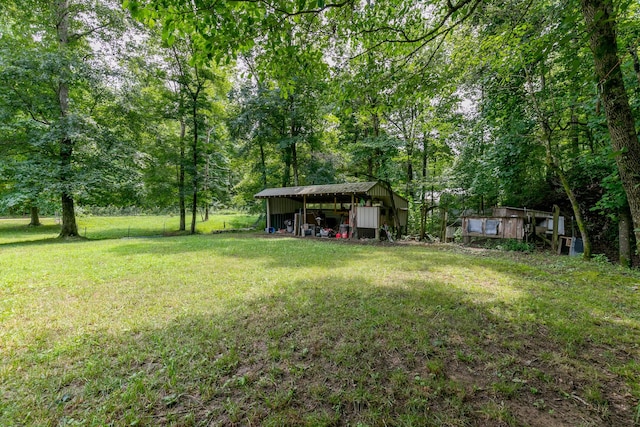 view of yard featuring an outbuilding