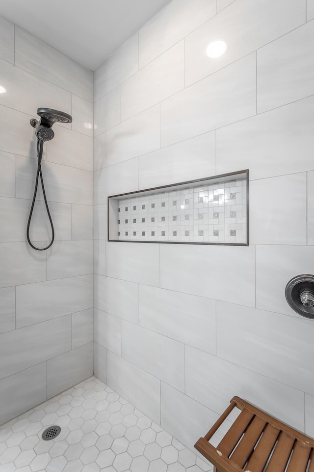 bathroom featuring tiled shower