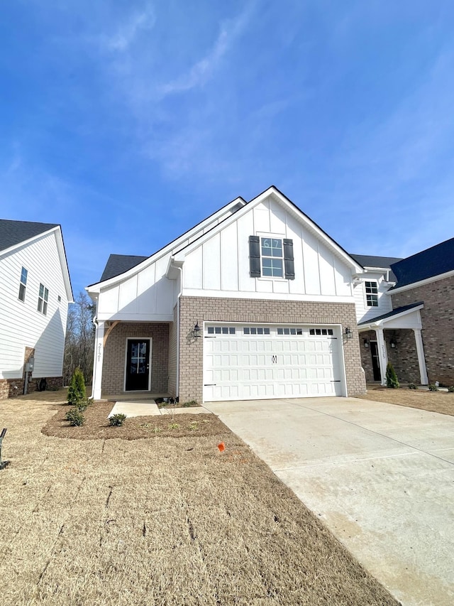 view of front facade featuring a garage